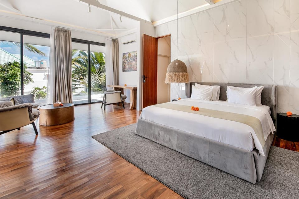 Bed, Photo of the whole room, Seating area, Bedroom