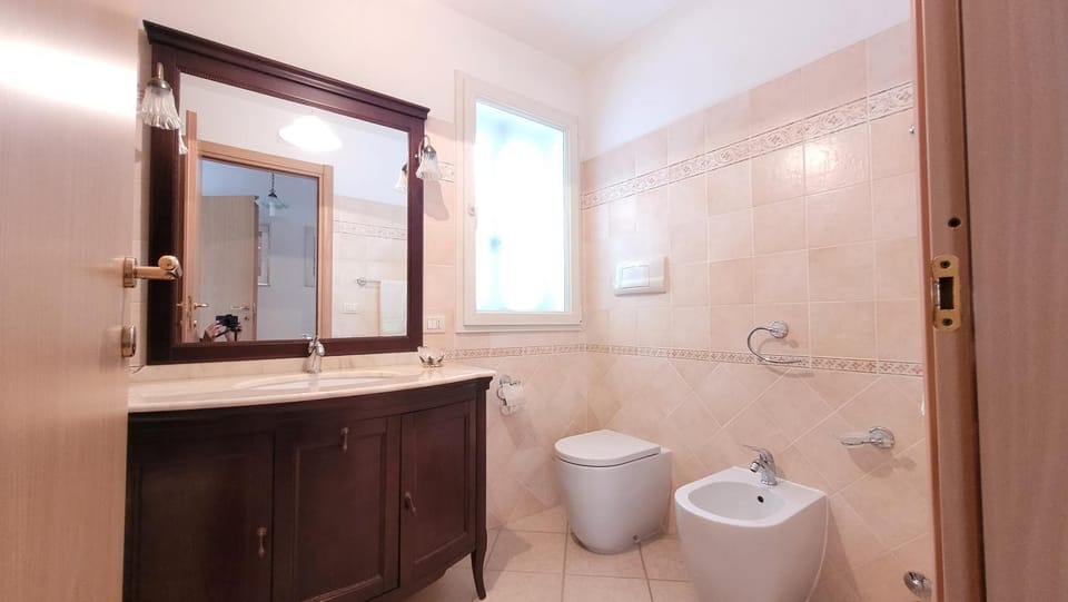 Toilet, bidet