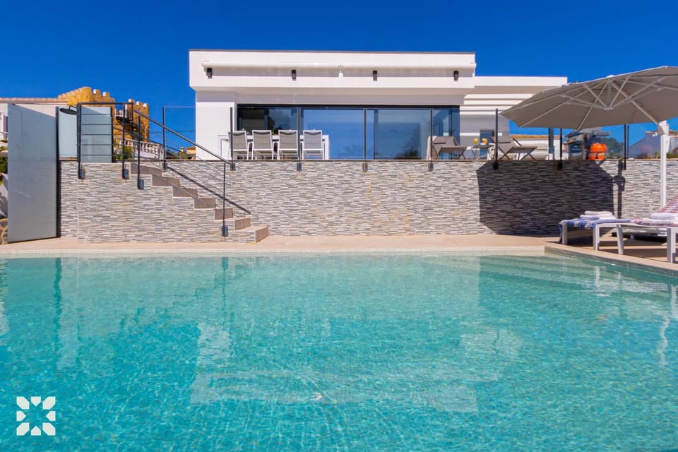 Property building, Patio, Day, Pool view, Swimming pool, sunbed