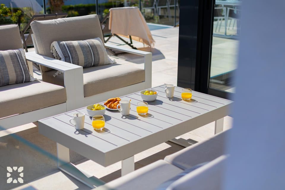 Day, View (from property/room), Balcony/Terrace, Living room, Seating area
