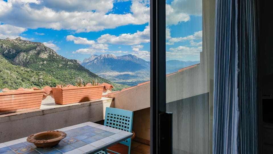 Balcony/Terrace, Mountain view