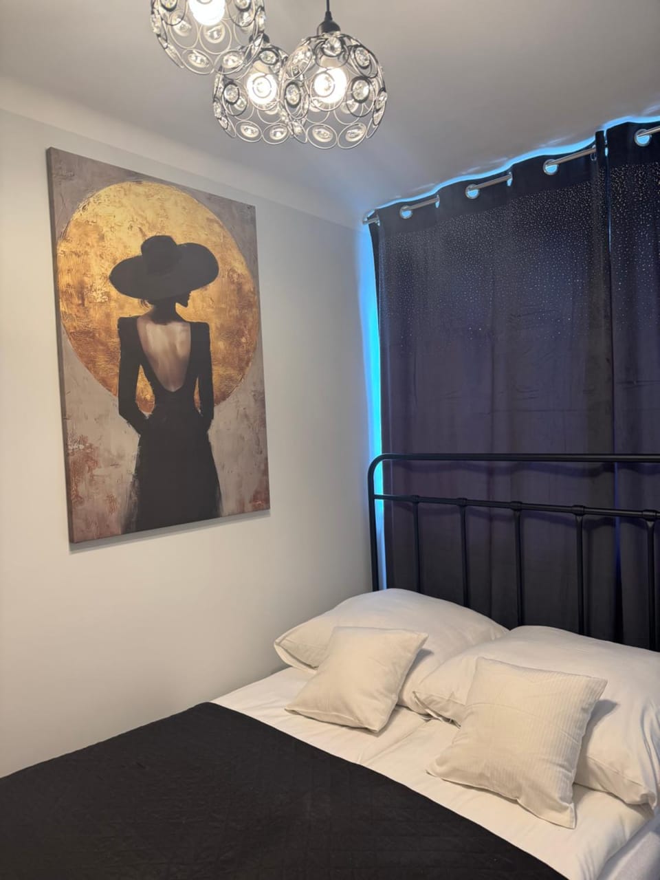 Photo of the whole room, Bedroom