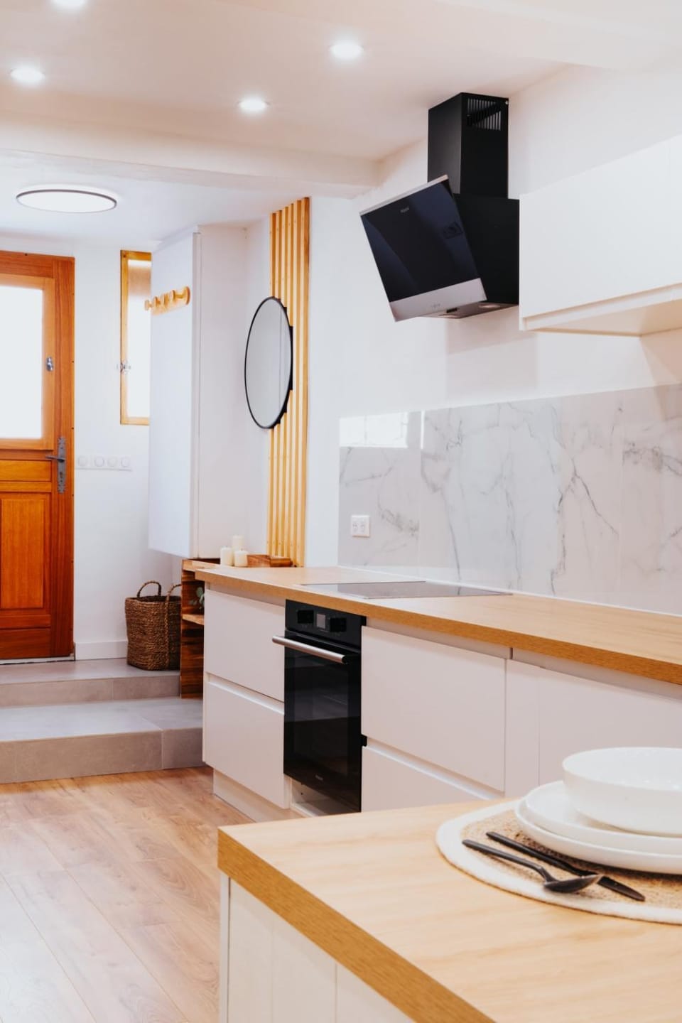 Kitchen or kitchenette, Dining area
