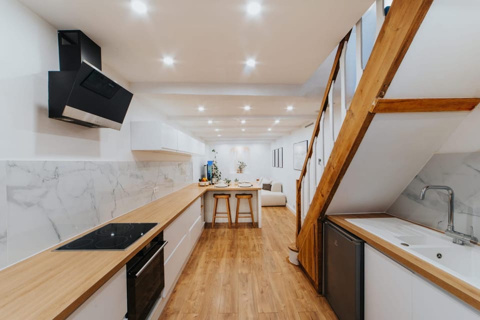 Kitchen or kitchenette, Living room, Seating area, Dining area