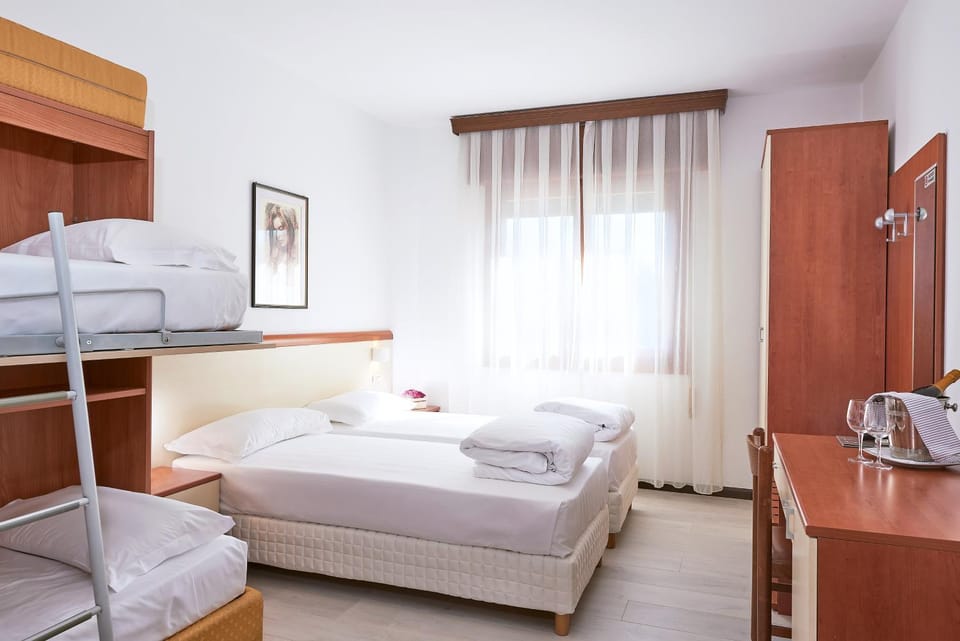 Photo of the whole room, Bedroom, bunk bed, towels