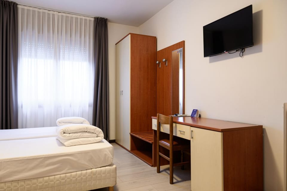 Bed, TV and multimedia, Photo of the whole room, Bedroom, towels, wardrobe