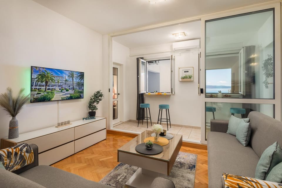 Spalato Imperium II - Beachfront Znjan Apartment in Split
