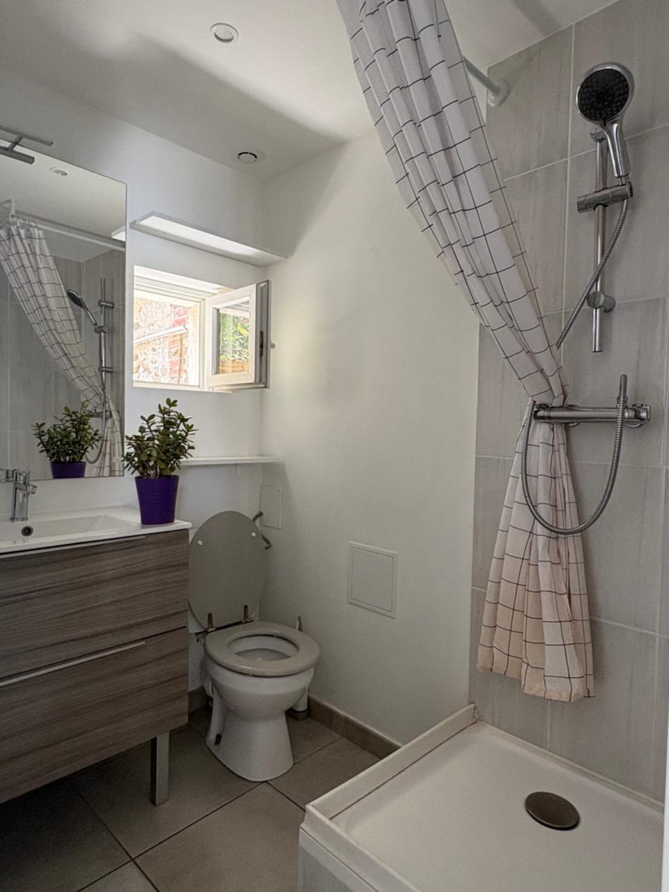 Shower, Toilet, Bathroom, towels
