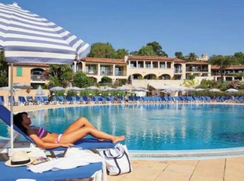 Swimming pool, sunbed