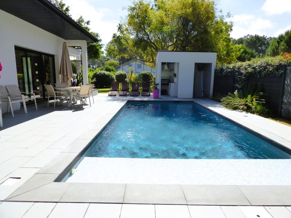 VILLA LUCIA, moderne avec piscine tempérée, ping pong, proche plage à Vieux-Boucau Villa in Vieux-Boucau-les-Bains