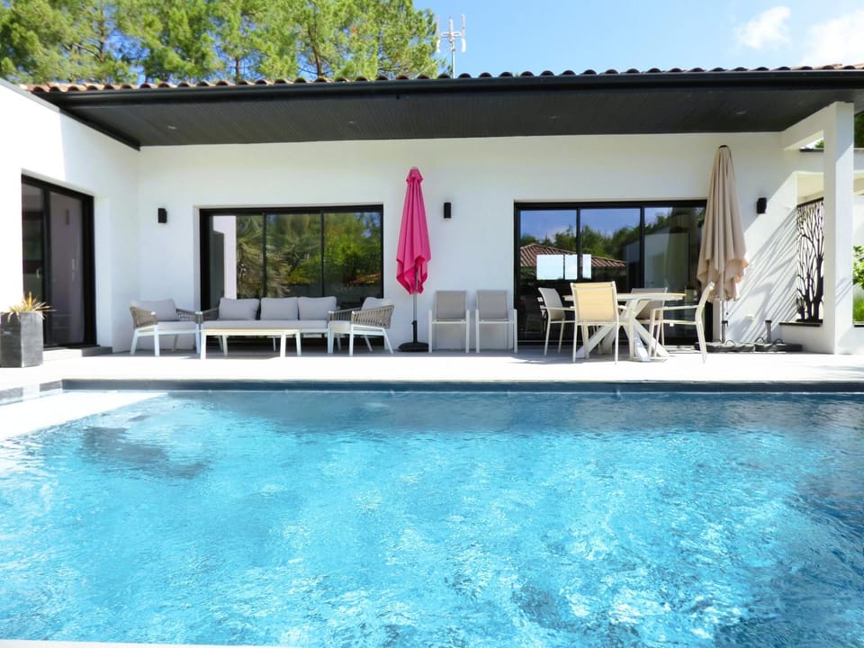 VILLA LUCIA, moderne avec piscine tempérée, ping pong, proche plage à Vieux-Boucau Villa in Vieux-Boucau-les-Bains