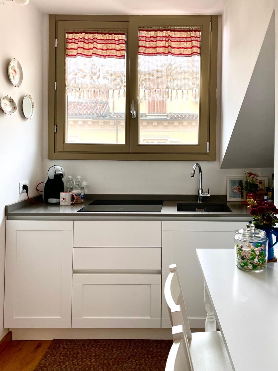 Kitchen or kitchenette, Dining area, stove