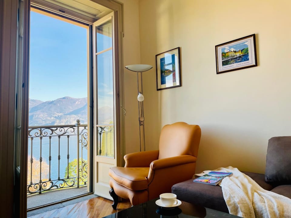 View (from property/room), Balcony/Terrace, Living room, Seating area, Lake view
