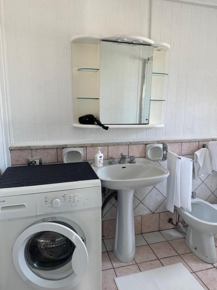 Toilet, Bathroom, towels, washing machine