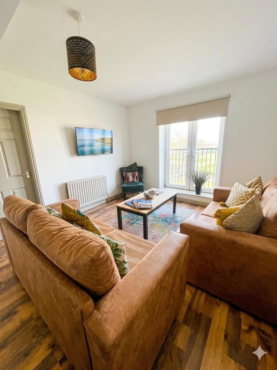 Communal lounge/ TV room, TV and multimedia, Living room, Seating area, Evening entertainment