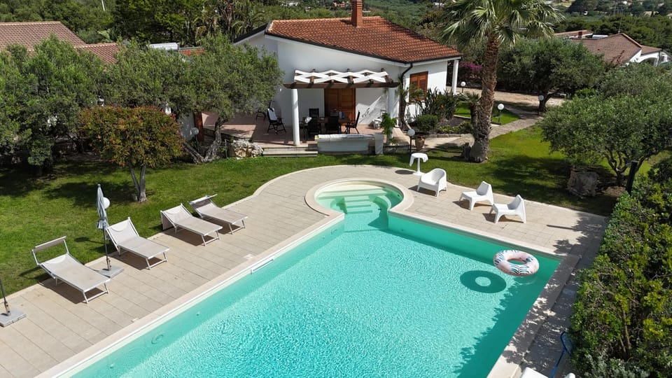 Property building, Garden, Swimming pool, Swimming pool