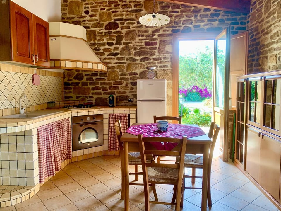 Kitchen or kitchenette, Dining area, pet friendly, stove