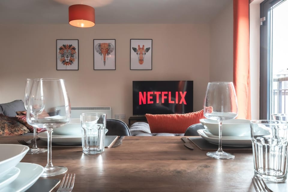 BEST PRICE! 2 Bed City Centre - 4 single beds or 2 Super king, Smart TVs, Sofa Bed & FREE SECURE PARKING Apartment in Southampton