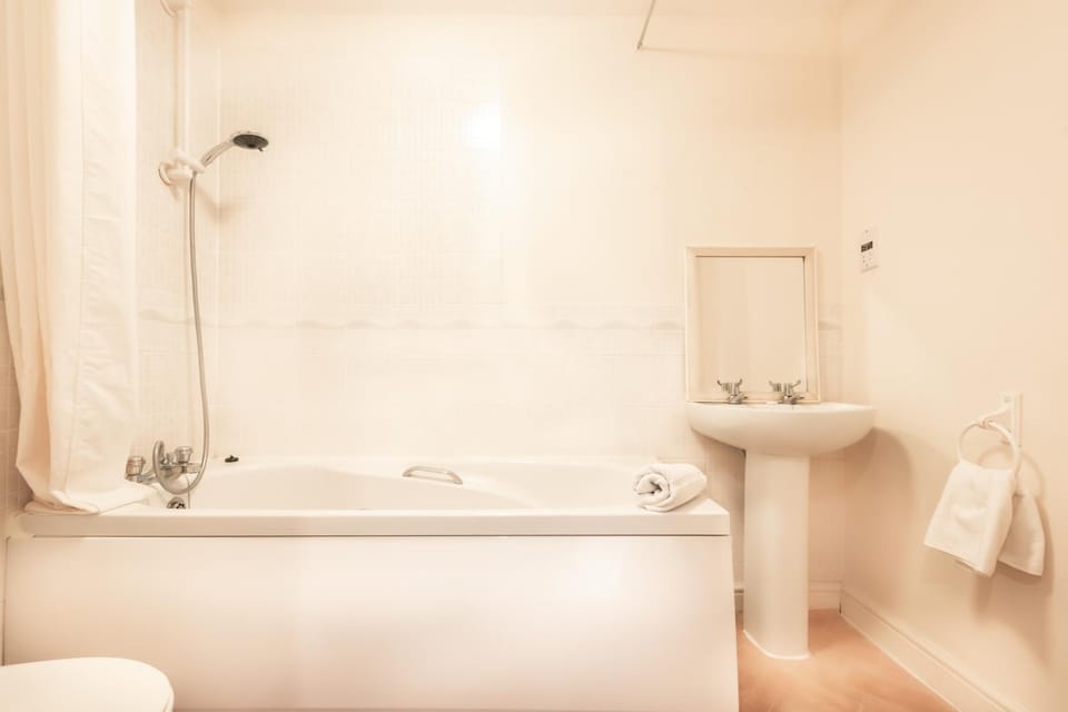 BEST PRICE! 2 Bed City Centre - 4 single beds or 2 Super king, Smart TVs, Sofa Bed & FREE SECURE PARKING Apartment in Southampton
