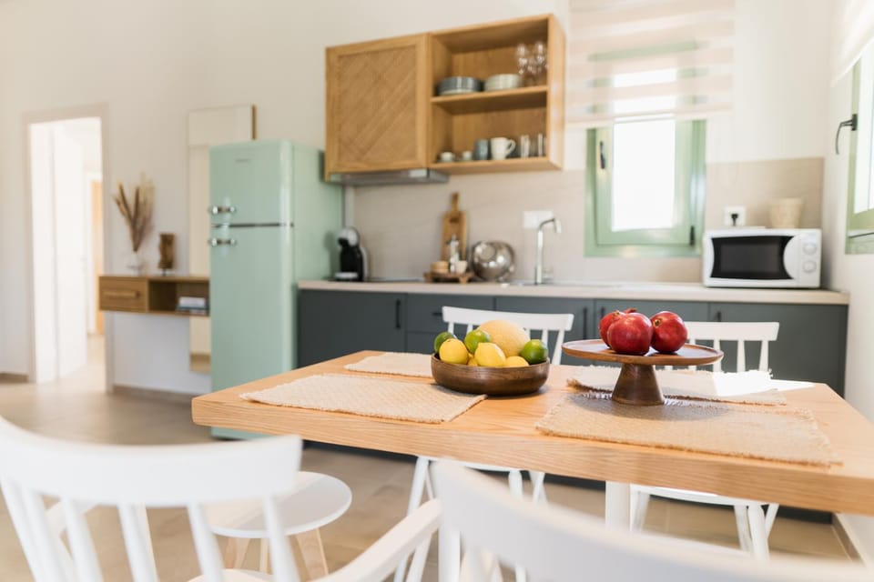 Dining area, kitchen