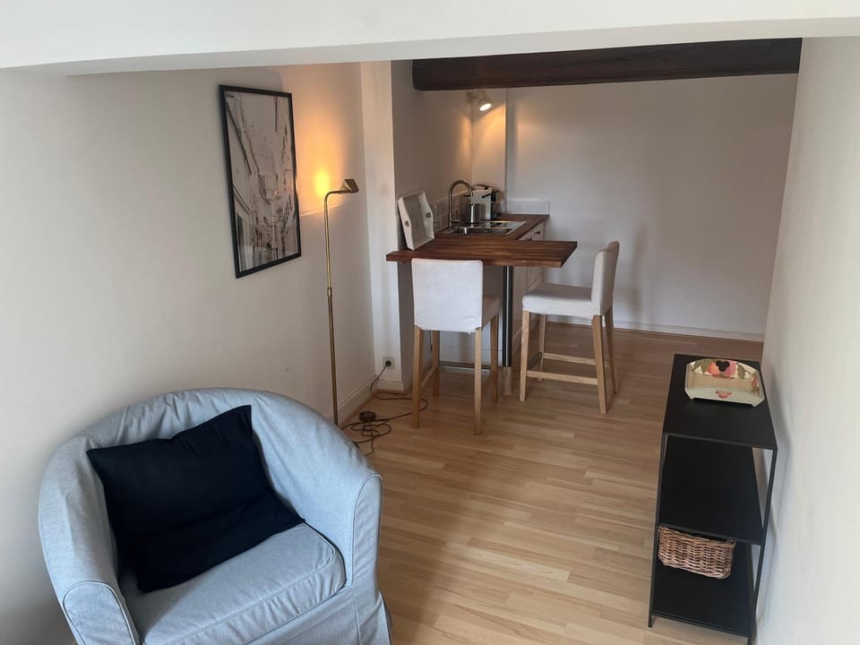 Kitchen or kitchenette, Seating area, Dining area