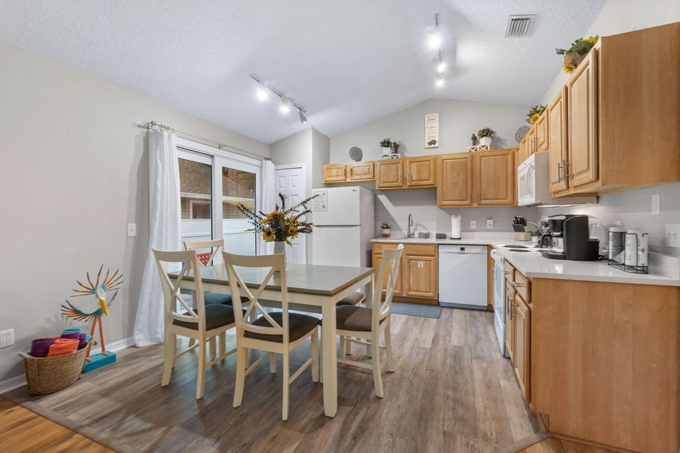 Peaceful Pearl Retreat- 5 Minutes to Downtown, 10 Minutes to Beach House in Saint Augustine