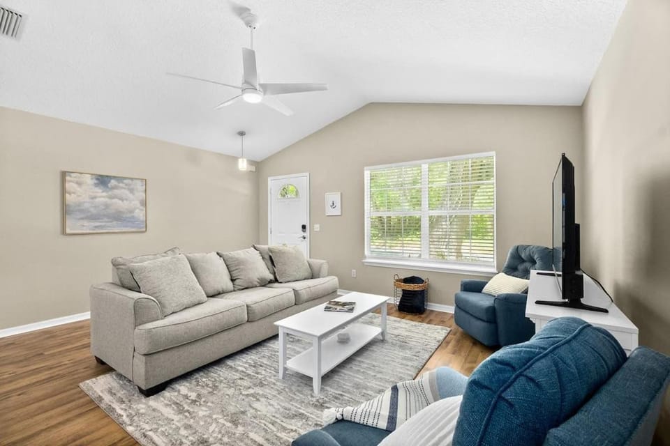 Peaceful Pearl Retreat- 5 Minutes to Downtown, 10 Minutes to Beach House in Saint Augustine