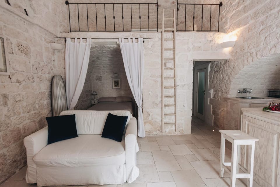 Bed, Photo of the whole room, Seating area, Bedroom