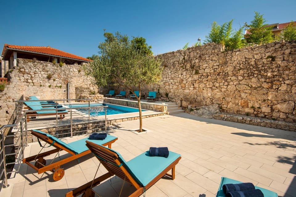 Day, Swimming pool
