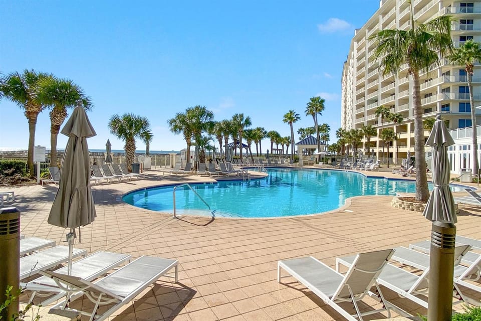 Doral 103-BeachClub 1st Floor-Luxury Resort-Beachfront-Updated-New Furniture Apartment in Alabama