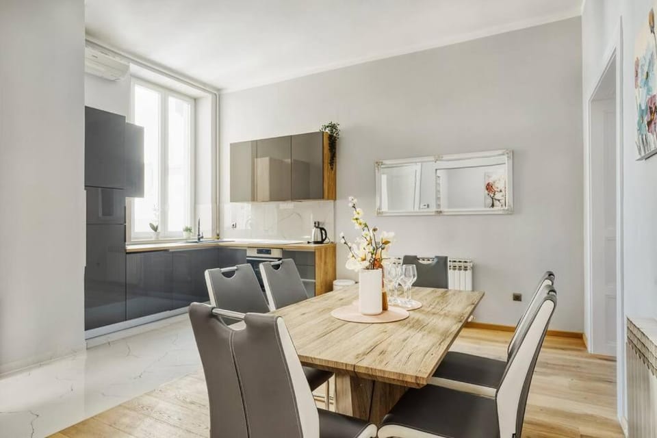 Kitchen or kitchenette, Dining area