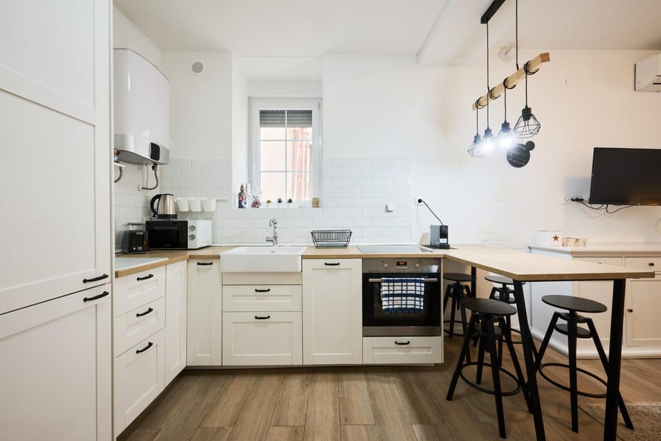 Kitchen or kitchenette, Dining area, oven, stove, toaster