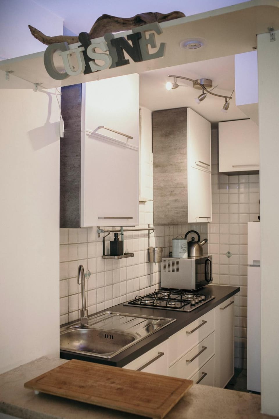 Kitchen or kitchenette, minibar, stove