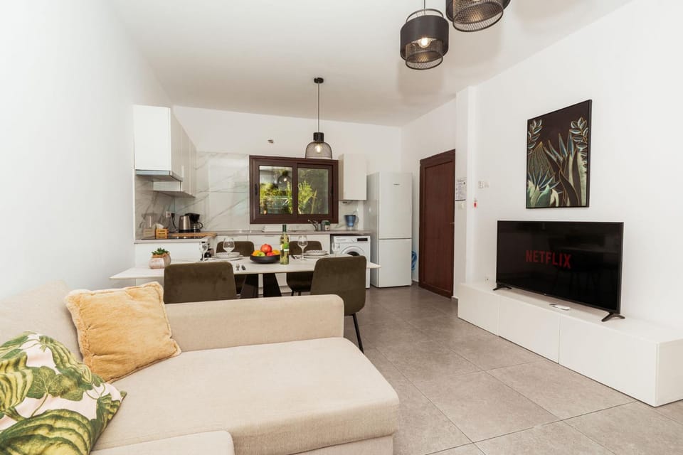 TV and multimedia, Kitchen or kitchenette, Living room, Seating area, Dining area