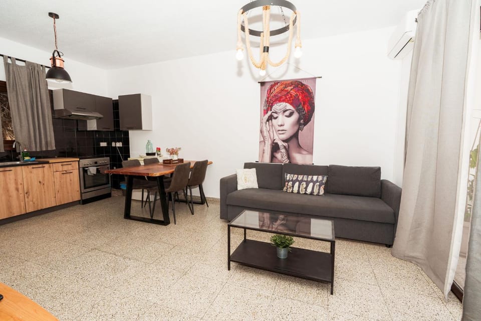 Kitchen or kitchenette, Seating area, Dining area