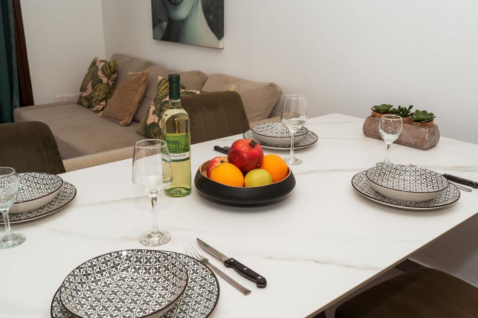 Living room, Food and drinks, Seating area, Dining area, Food, Drinks