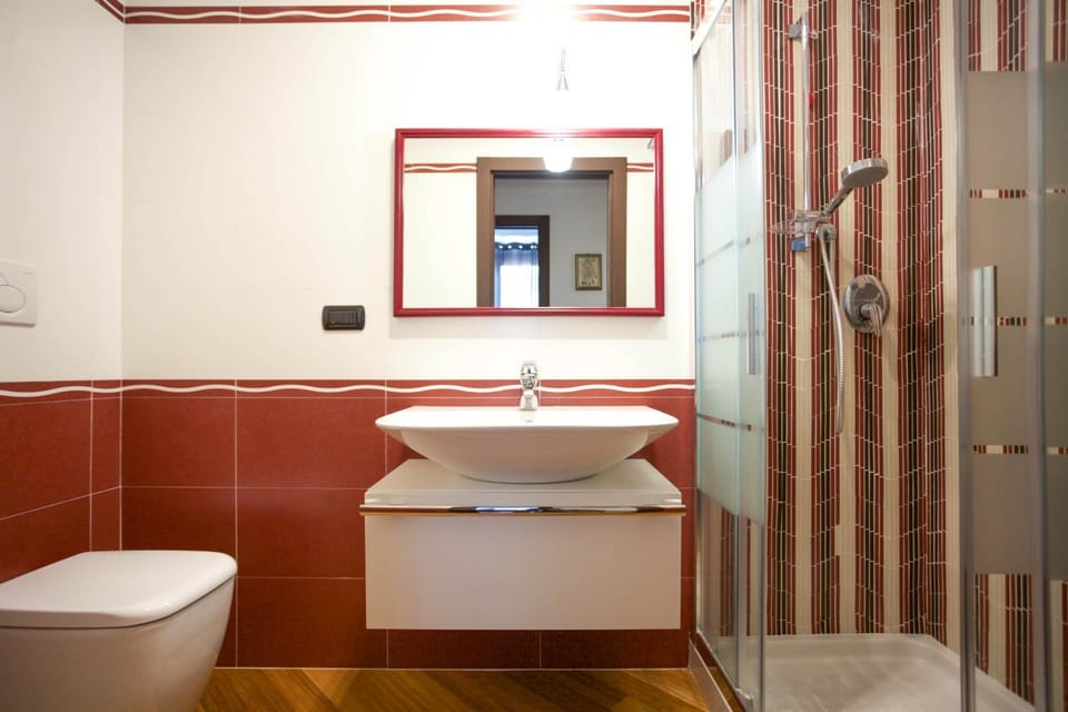 Shower, Toilet, Bathroom, towels
