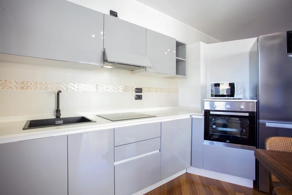 Kitchen or kitchenette, Dining area, oven, stove