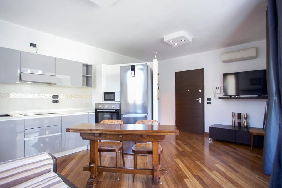 TV and multimedia, Kitchen or kitchenette, Living room, Seating area, Dining area, oven, stove