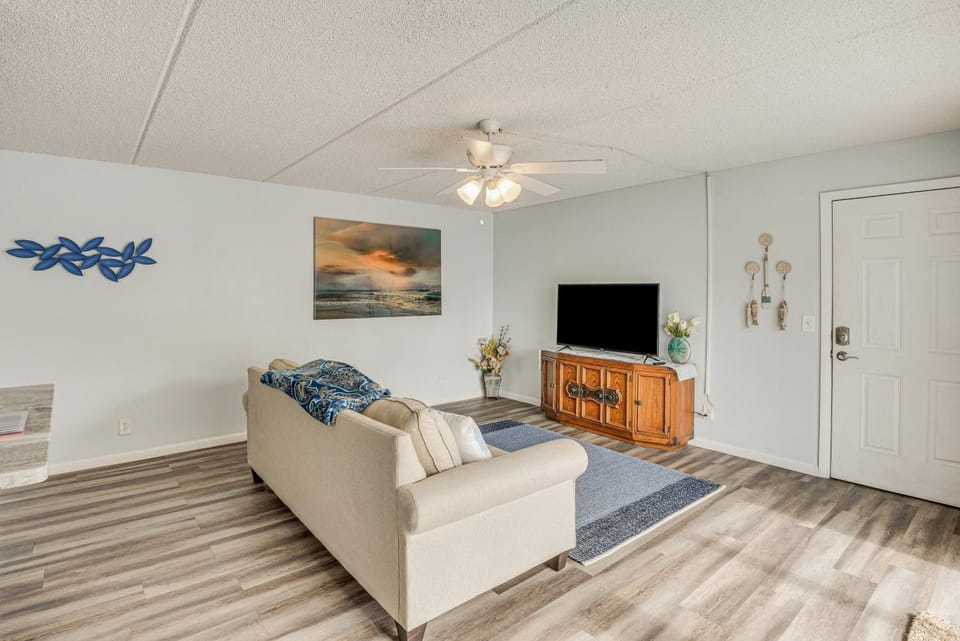 Oceanside Ormond Beach Condo, Steps to Shore! House in Daytona Beach