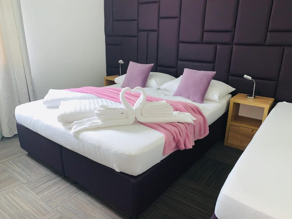 Bed, Photo of the whole room, Bedroom, towels