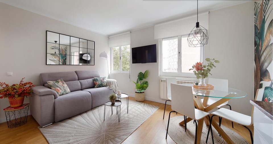 TV and multimedia, Living room, Seating area, Dining area