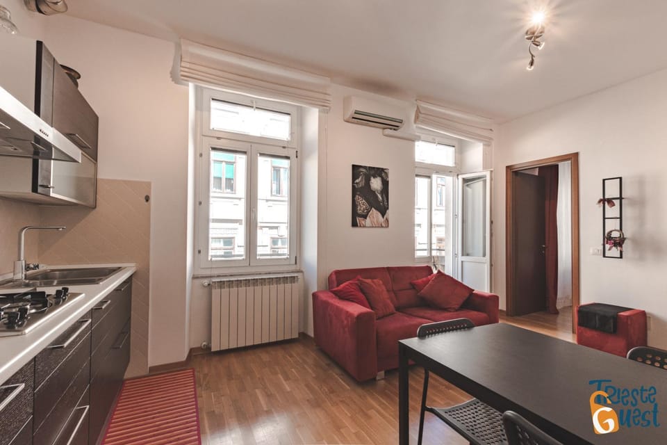 Kitchen or kitchenette, Seating area, Dining area