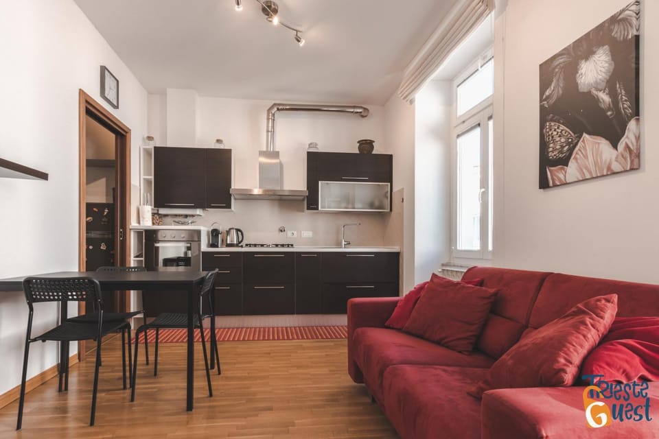 Kitchen or kitchenette, Living room, Seating area, Dining area