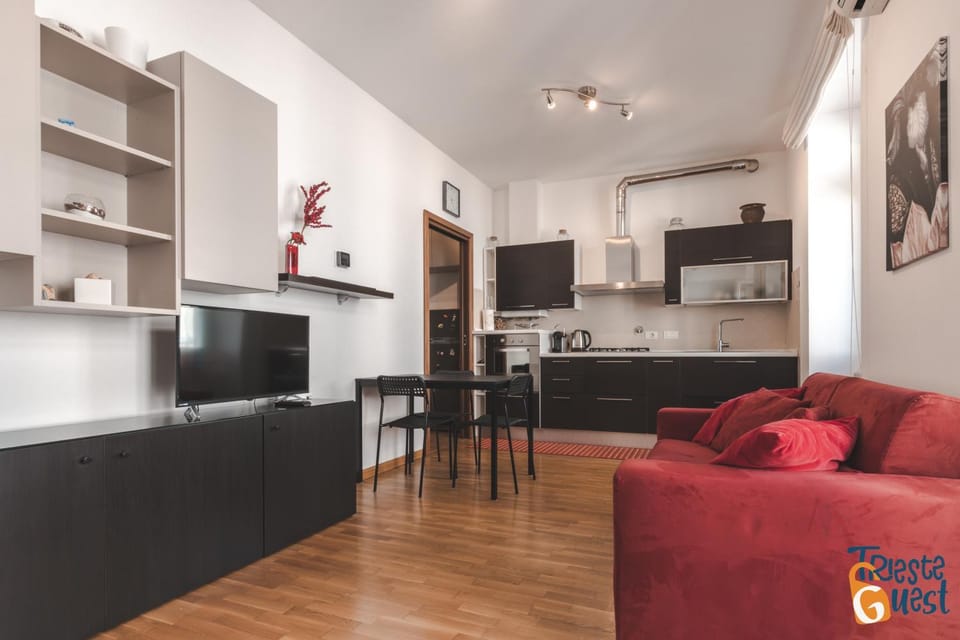 Kitchen or kitchenette, Living room, Seating area, Dining area