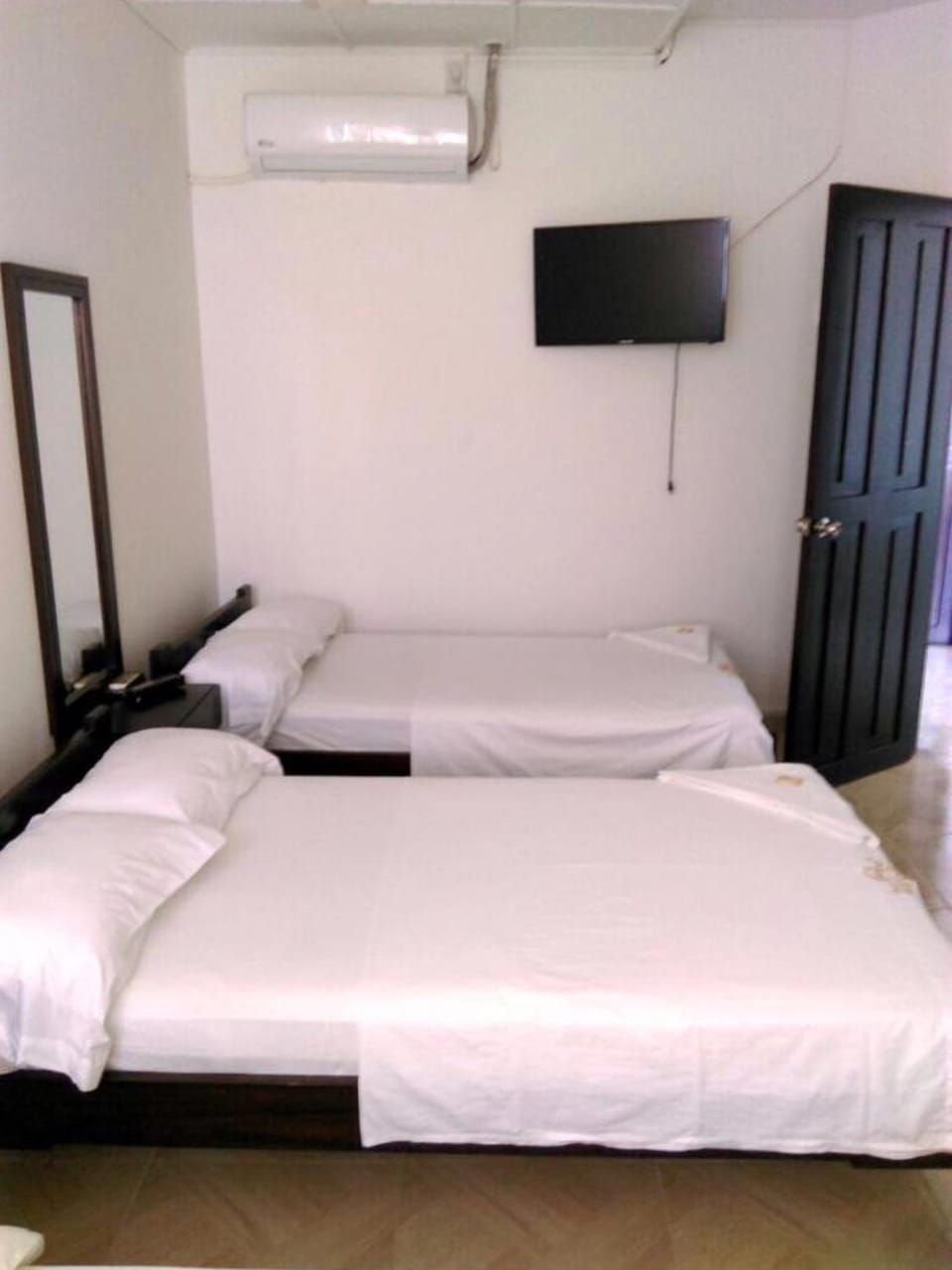 Bed, TV and multimedia, Photo of the whole room, Bedroom