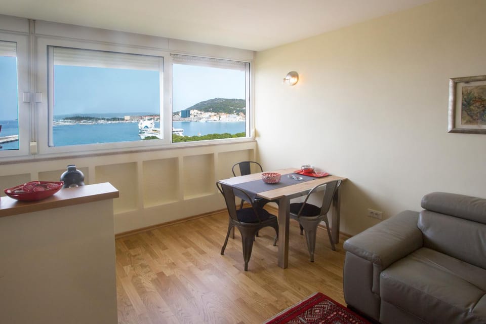 View (from property/room), Kitchen or kitchenette, City view, Sea view