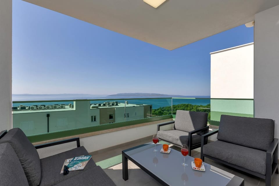 Day, Natural landscape, Balcony/Terrace, Seating area, Dining area, Sea view