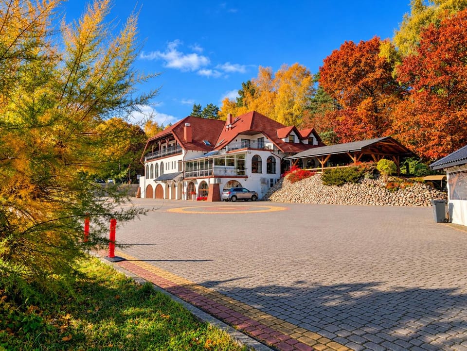 Restaurant/places to eat, Other, Autumn, Parking