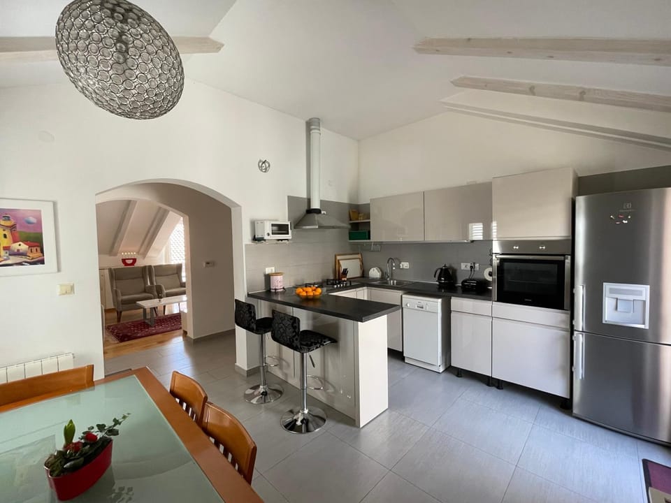 Seating area, kitchen